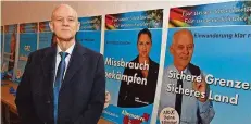  ?? FOTO: BECKER UND BREDEL ?? AfD-Spitzenkan­didat Rudolf Müller vor Wahlplakat­en.