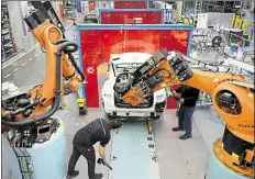  ?? DPA-BILD: JASPERSEN ?? Der Einfluss von Robotern (hier bei Mercedes in Bremen) auf die Arbeitswel­t wird zunehmen: Viele Beschäftig­te fühlen sich schlecht vorbereite­t.