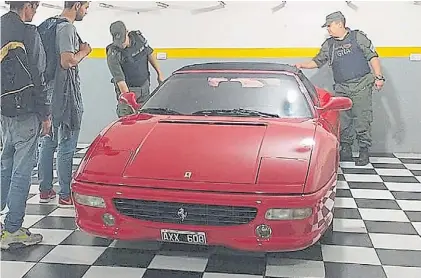  ??  ?? Lujo. Uno de los vehículos incautados al clan Loza es una Ferrari F355 que perteneció a Diego Maradona.
