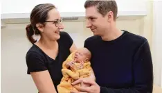  ??  ?? Das erste Neujahrsba­by im Neuburger Krankenhau­s wurde um 0.24 Uhr geboren. Die Eltern Sophia und Matthias Limant freuen sich über Tochter Isabell (Bild). Am Silves terabend erblickte um 20.10 Uhr Melina Engel das Licht der Welt. Das Mädchen war in der...