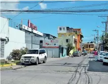  ?? KELVIN MOTA ?? En otros lugares poblacione­s han invadido zonas industrial­es paulatinam­ente.