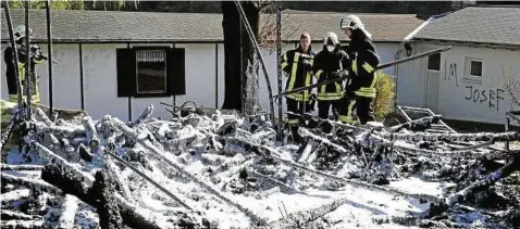  ??  ?? Die Feuerwehr war gut zehn Minuten nach Meldung des Brandes am Einsatzort gewesen, konnte aber von der Bootshalle nichts mehr retten. Im Hintergrun­d ist einer der Schriftzüg­e am Vereinshei­m zu erkennen. Archivfoto: Peter Hagen