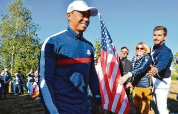  ?? Foto: Witters ?? Nur anschauen, nicht anfassen: Tiger Woods auf seinem Weg zum Training, begleitet von amerikanis­chen Fans, die gerne mehr von dem Golfstar hätten als nur ein Lächeln.
