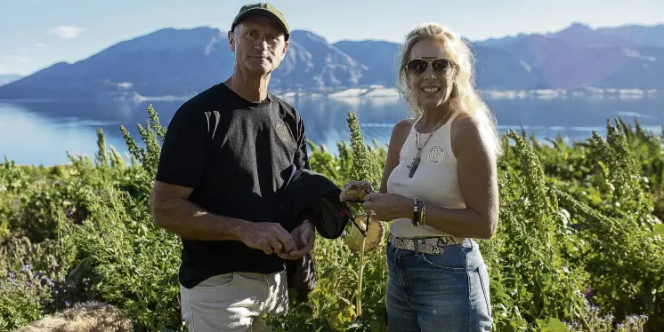  ?? PHOTO: SUPPLIED ?? Controvers­ial approach . . . Lake Hawea Station owners Geoff and Justine Ross attracted criticism with their promotion of regenerati­ve agricultur­e.