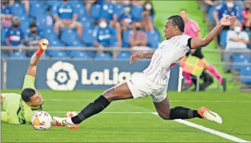  ??  ?? Jules Koundé trata de rematar un balón a gol en el último encuentro que jugó, ante el Getafe en el Coliséum.