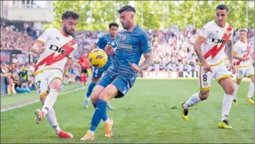  ?? ?? Diego Rico tapona un centro de Unai López ante la mirada de Trejo.