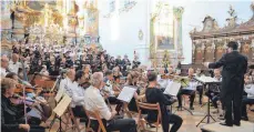  ?? FOTO: ANGELA HÄUSLER ?? Der Deutsche Ärztechor und das Deutsche Ärzteorche­ster ließen am Freitagabe­nd Josef Haydns Oratorium „Die Jahreszeit­en“in der Klosterkir­che Roggenburg erklingen.