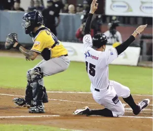  ??  ?? Acción en el partido de anoche en que los Gigantes se impusieron a las Aguilas con anotación de 6-5.