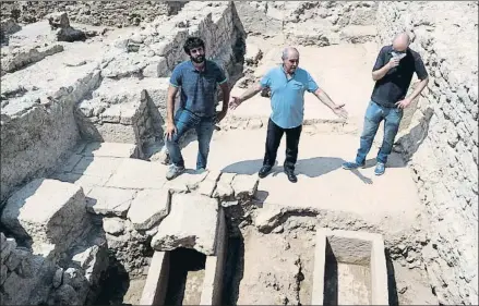  ?? PERE DURAN / NORD MEDIA ?? Tres dels arqueòlegs de l’equip ahir al migdia al jaciment al municipi de l’Escala