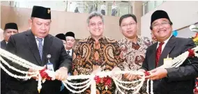  ?? FOTO-FOTO: BANK MANTAP FOR JAWA POS ?? EKSPANSIF:
Dari kanan, Dirut Bank Mantap Josephus K. Triprakoso, Direktur Treasury dan Internatio­nal Banking Bank Mandiri Darmawan Junaidi, Komisaris Utama Bank Mantap Abdul Rachman, dan Dirut Taspen Iqbal Latanro meresmikan Kantor Kas (KK) Bank...