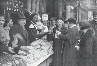  ?? [THE NATIONAL WWII MUSEUM] ?? Josephine Baker distribute­s rations to the citizens of Paris.