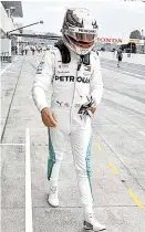  ??  ?? Lewis Hamilton camina en los pits