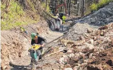  ?? FOTO: GEMEINDE BERGHÜLEN ?? Das Gelände ist steinig, aber die Arbeiten laufen gut.