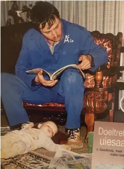  ?? FOTO’S: VERSKAF ?? Uitspantyd. Hier blaai Christoffe­l van Zyl in April 1994 deur ’n Landbouwee­kblad, met die briefskryw­er se broer, Christoffe­l Hendrik, by sy voete.