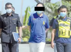  ?? – Bernama photo ?? The employer (centre) suspected of beating and threatenin­g two bodyguards for fasting was remanded for five days at the Klang Court yesterday.