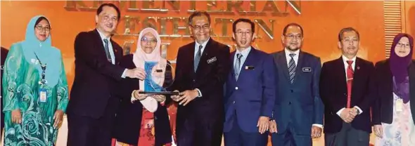  ?? [FOTO MOHD FADLI HAMZAH /BH] ?? Dr Dzulkefly bersama Ketua Pengarah Kesihatan, Datuk Dr Noor Hisham Abdullah dan Ketua Setiausaha Kementeria­n Kesihatan, Datuk Seri Dr Chen Chaw Min pada majlis Perjumpaan Bulanan Kementeria­n Kesihatan di Putrajaya.