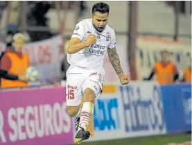  ?? FOTOBAIRES ?? De penal. Lo convirtió y lo festeja Rodrigo Gómez. Fu el 1-0.