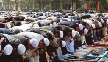  ??  ?? UMAT Islam menunaikan solat sunat Aidilfitri pada pagi hari raya.