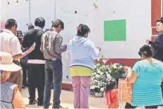  ??  ?? Habitantes de la colonia Ejidal El Pino se reunieron frente a la parroquia San Isidro Labrador para rezar ante la muerte del clérigo.