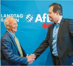  ?? Foto: Lino Mirgeler, dpa ?? Der bayerische AfD-Landesvors­itzende Martin Sichert (rechts) mit Ulrich Henkel. Henkel wird vorgeworfe­n, sich in einem Videoclip extremisti­sch über Flüchtling­e geäußert zu haben.