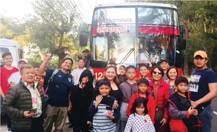  ??  ?? Members of the clan disembark from the chartered deluxe Victory Bus that brought us back to Baguio in front of Mansion House.