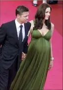  ??  ?? Angelina Jolie enceinte et Brad Pitt lors du e Festival de Cannes en .