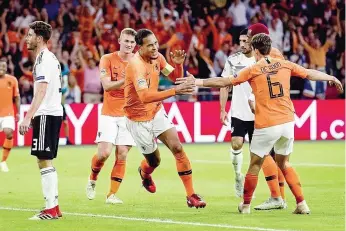  ??  ?? Van Dijk abriu as contas da Holanda na sequência de um canto