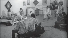  ??  ?? Artist Sohan Qadri being interviewe­d by Doordarsha­n during his first solo exhibition at the Dhoomimal Art Gallery in 1970.