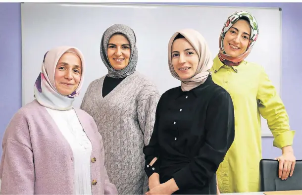  ?? FOTO: ACHIM BLAZY ?? Die Kardelen Frauengrup­pe will sich noch stärker in der Stadt einbringen (v.l.): Fatma Kaldirim, Zeynep Asci, Zeynep Aynur Cilekci und Medine Kara.