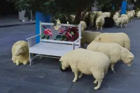 ??  ?? Nakkash Gallery's ‘Chic Sheep' outdoor installati­on