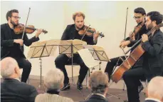  ?? FOTO: HELMUT VOITH ?? Lebhaft kommunizie­ren die Musiker des Goldmund-Quartetts beim Silvesterk­onzert in Hagnau (von links): Florian Schötz, Pinchas Adt, Christoph Vandory und Raphael Paratore.
