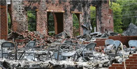  ?? Yi-Chin Lee / Staff photograph­er ?? Charred folding chairs stand in what used to be one of two fellowship halls at Greater Bell Zion Missionary Baptist Church.