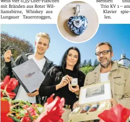  ??  ?? Land-Salzburg-Mitarbeite­r David Stöckl, Eva Berner und Michael Strobl zeigen die Gastgesche­nke. Oben: das „Tauernherz“.