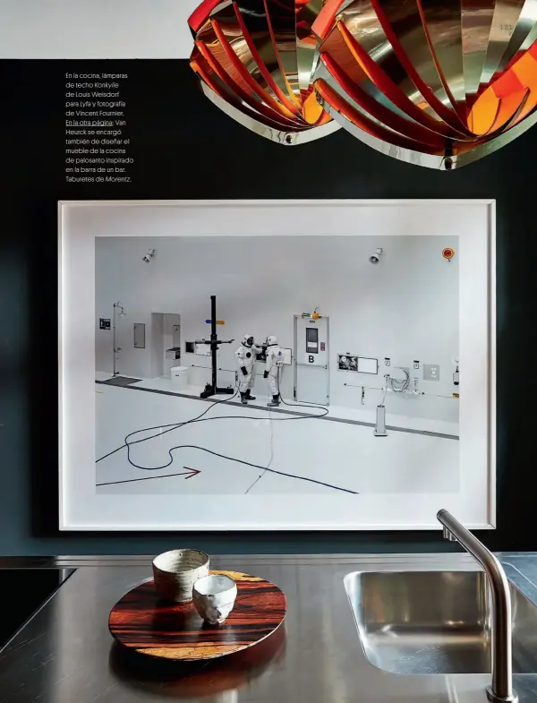  ??  ?? En la cocina, lámparas de techo Konkylie de Louis Weisdorf para Lyfa y fotografía de Vincent Fournier. En la otra página: Van Heurck se encargó también de diseñar el mueble de la cocina de palosanto inspirado en la barra de un bar. Taburetes de Morentz.