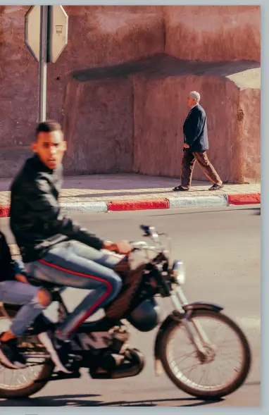  ??  ?? TRAFIKK I MARRAKECH Den eldre mannen er et fint motiv i seg selv, men med guttene på mopeden får man virkelig en følelse av den travle gaten i den marokkansk­e byen.