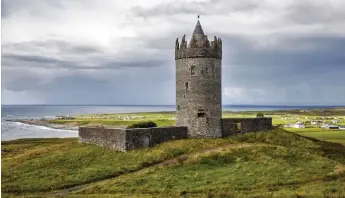  ?? FOTO: REINE HEFVELIN ?? Landsbygde­n är full av vackra slott och fort. Doonagore Castle ovanför Cliffs of Moher som byggdes på 1500-talet är i dag ett privat sommarhem.