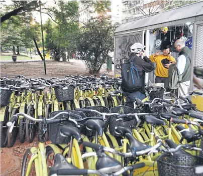  ?? EMILIANO LASALVIA/ArchIVO ?? La Ciudad quiere ampliar el parque de bicicletas y la cantidad de estaciones