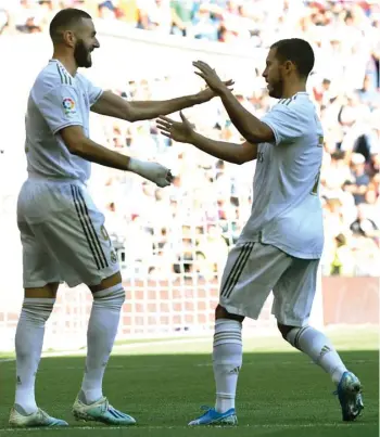  ?? PIERRE-PHILIPPE MARCOU / AFP ?? OPTIMISTIS: Karim Benzema (kiri) dan Eden Hazard jadi tumpuan Real Madrid untuk meraih kemenangan pertama di Liga Champions musim ini saat menghadapi Galatasara­y yang diperkuat Ryan Babel (foto atas).