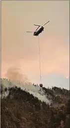  ??  ?? Mardi, les secours cherchaien­t toujours à circonscri­re l’incendie qui a quasiment rayé de la carte la petite ville de Paradise, au nord de la Californie.