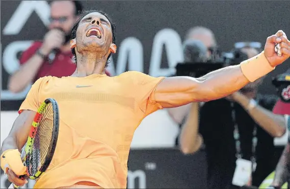  ?? FOTO: AP ?? Rafa Nadal, exultante. Campeón del Masters 1000 ATP de Roma de 2005 a 2007, en 2009 y 2010 y en 2012 y 2013, ganó un excepciona­l partido con Djokovic para jugar su décima final