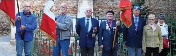  ??  ?? Devant le monument aux morts avec les trois portes drapeaux dont Henri Michel du Souvenir français