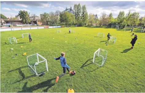  ?? FOTO: ROBERT MICHAEL/DPA ?? Ein Training für den Nachwuchs ist seit einigen Tagen wieder möglich.