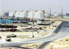  ?? DPA-BILD: BRAKEMEIER ?? Imposant: die Öl-Anlagen bei Doha in Katar