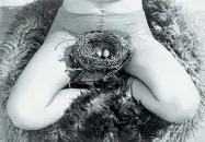  ??  ?? Le opere Dall’alto, Francesca Woodman e Birgit Jürgenssen,