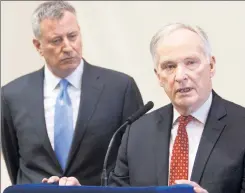  ??  ?? Got his back: De Blasio is defending Correction Commission­er Joseph Ponte (r.) despite his evident massive misconduct.