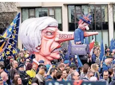  ?? FOTO: RICARDA HINZ ?? Jacques Tillys Theresa-may-wagen fuhr nach dem Rosenmonta­gzug bei den Protesten von Brexit-gegnern mit.