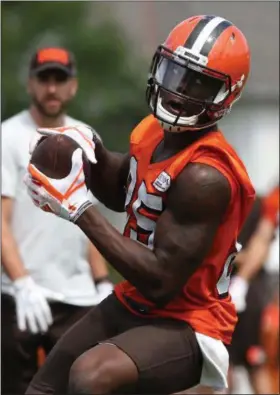  ?? TIM PHILLIS — THE NEWS-HERALD ?? Browns rookie tight end David Njoku had the ball stripped from him twice during Day 2 of training camp on July 28 in Berea.