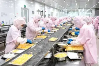  ?? VNA/VNS Photo Hồng Đạt ?? A seafood processing factory in HCM City. Up to 82 per cent of enterprise­s expect their business will improve in Q2/2024 from Q1/2024.