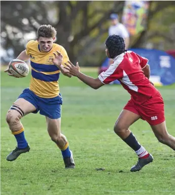  ?? Photo: Kevin Farmer ?? GOOD SPEED: Toowoomba Grammar School 2nd XV player Alistair Cameron breaks through the Ipswich Grammar line.