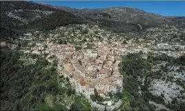  ?? (Photo Sébastien Botella) ?? La consolidat­ion de la falaise et la rénovation de l’église Saint-grégoire, à Tourrettes-sur-loup, coûtent un million d’euros.